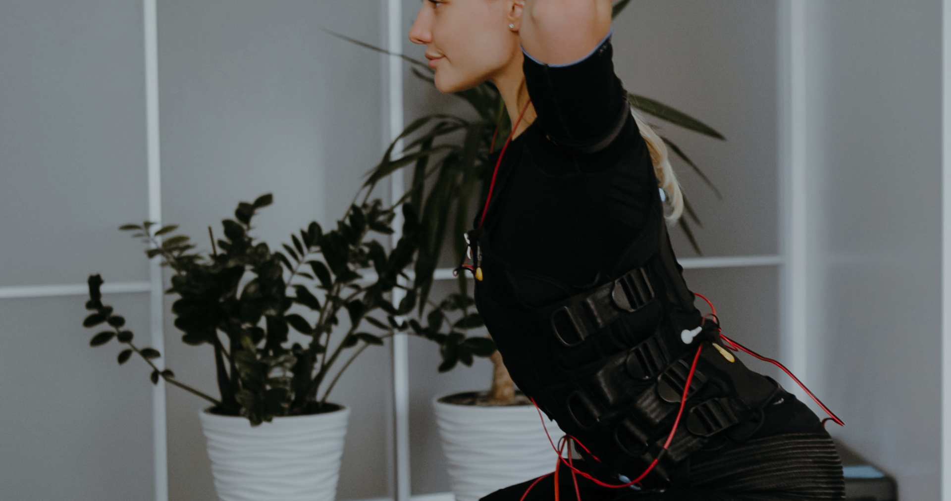 Femme en entraînement avec électrodes